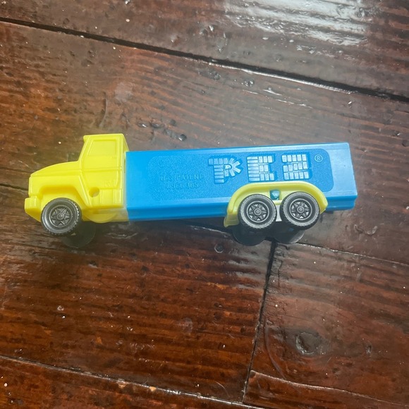 Vintage Variety of Pez Candy Dispenser - Picture 3 of 6